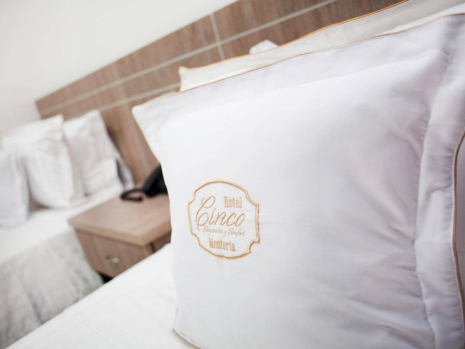Hotel Cinco מונטריה מראה חיצוני תמונה